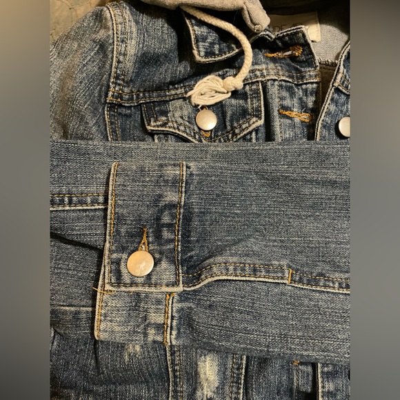 Cropped Jean jacket with detachable hood - Picture 10 of 11